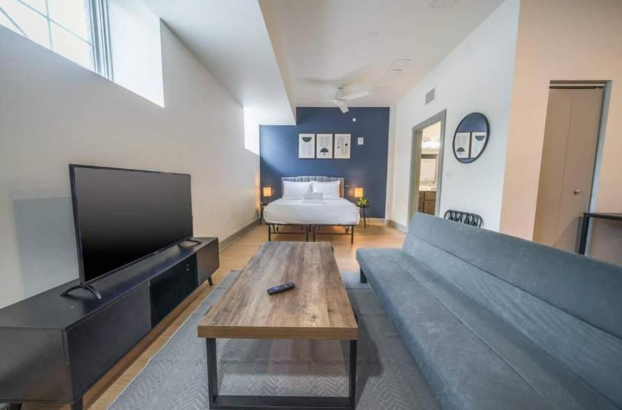 Cozy Unit With Free Parking Near Medical District Apartment *